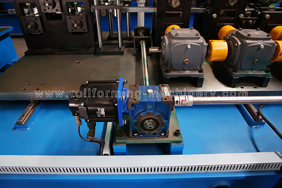 Механизм изменения размера, приводимый в действие серводвигателем