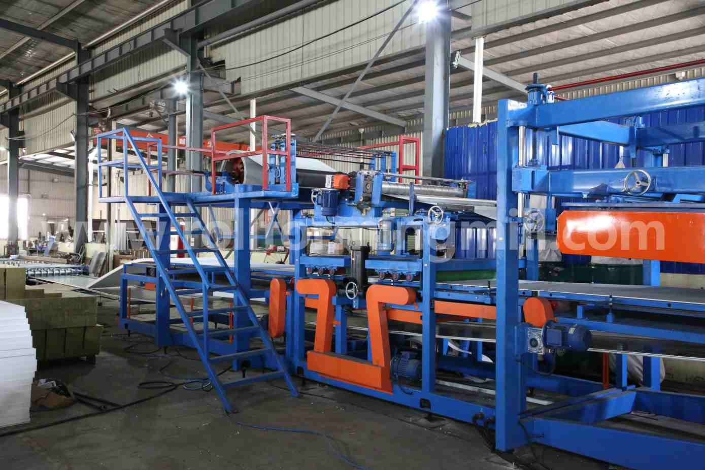 Ламинатор сэндвич-панелей с формовочной машиной для нижней пластины 2